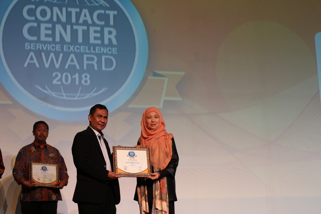GM Honda Customer Care Center AHM, Istiyani Susriyati (kanan) menerima penghargaan Contact Center Service Excellence Award 2018 dari Editor in Chief Majalah Marketing, Anang Ghozali (kiri) pada Selasa (10/4/2018). IST